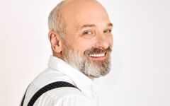 Offen und selbstbewusst lächeln dank Implantaten.